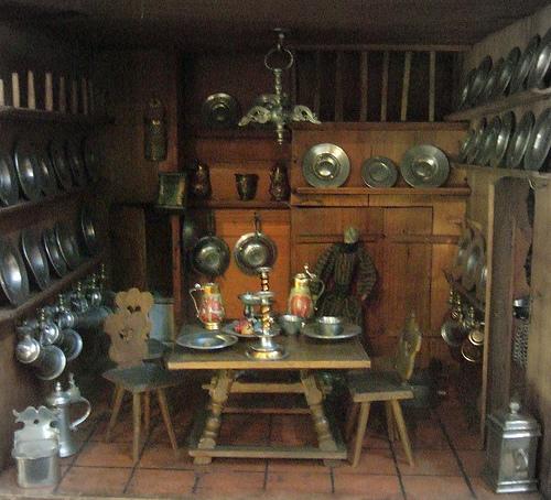 Антикварный кукольный домик. История кукольного домика.