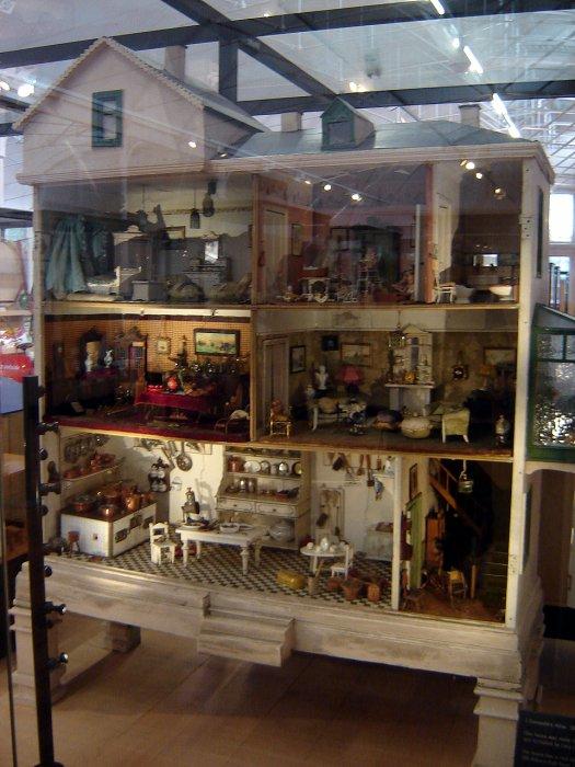 Антикварный кукольный домик. История кукольного домика.