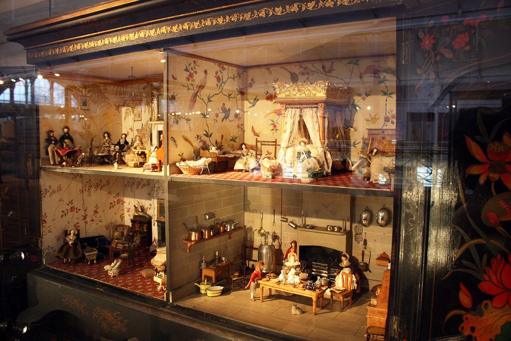 Антикварный кукольный домик. История кукольного домика.