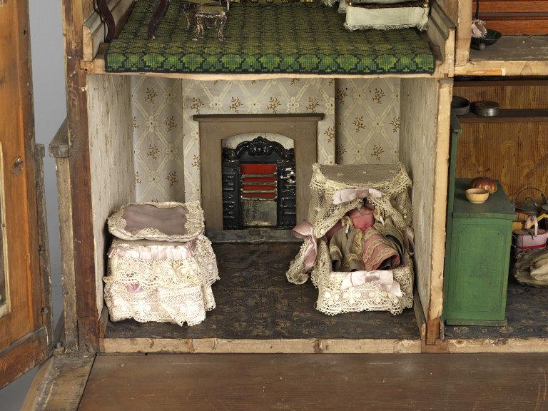 Антикварный кукольный домик. История кукольного домика.