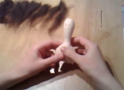 Как сделать волосы кукле. Сухое валяние. Мастер-класс.