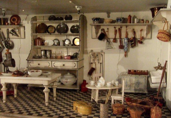 Антикварный кукольный домик. История кукольного домика.