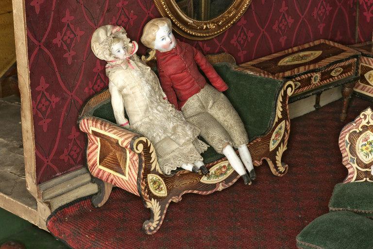 Антикварный кукольный домик. История кукольного домика.