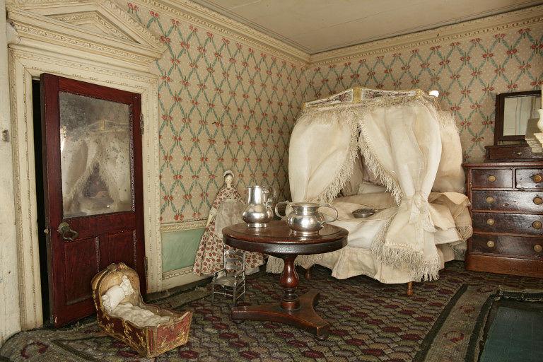 Антикварный кукольный домик. История кукольного домика.